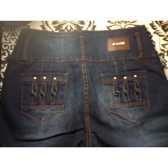 Diva Star Push Up Denim Blue Jeans Capris High Waist Whiskering NWT Size 13 - Picture 4 of 11